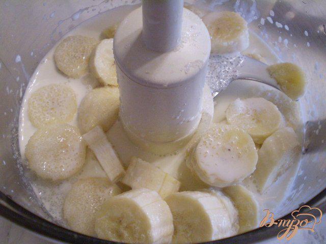 Фото приготовление рецепта: Банановое мороженое с ягодным соусом шаг №3