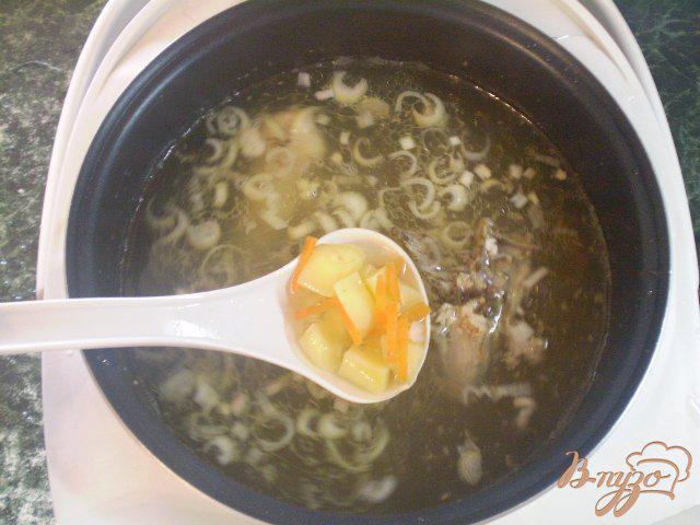 Фото приготовление рецепта: Суп на курином бульоне с яйцами и картофелем шаг №5