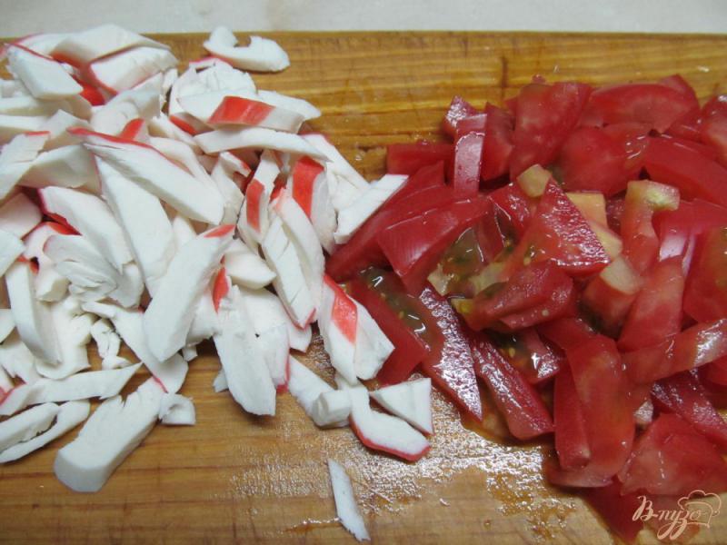 Фото приготовление рецепта: Салат с крабовыми палочками шаг №2