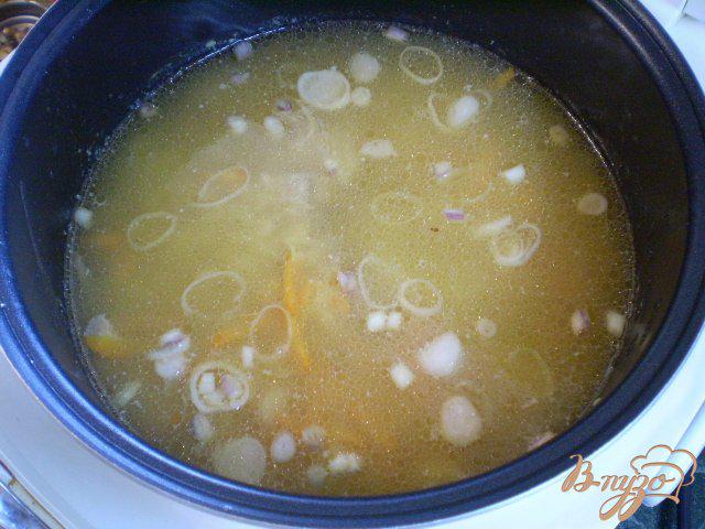 Фото приготовление рецепта: Суп гороховый с белыми сухариками шаг №5