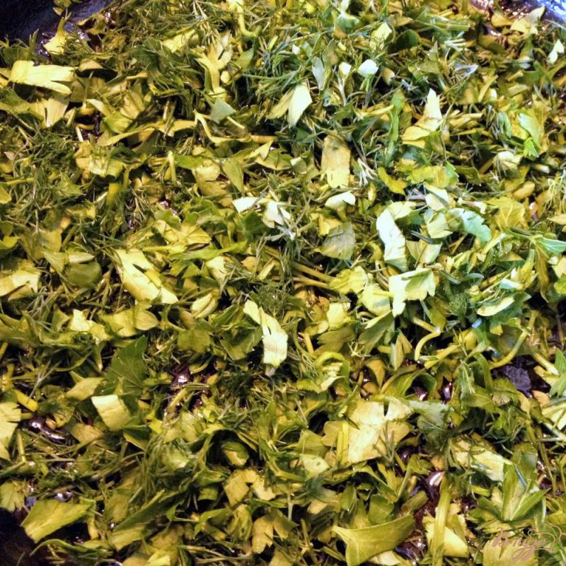 Фото приготовление рецепта: Камбала, тушенная с зеленью и лимоном шаг №3