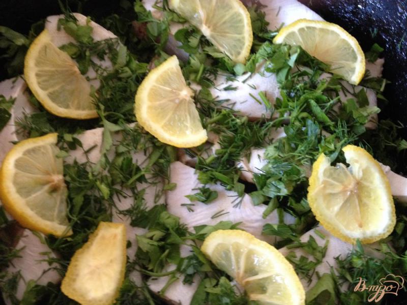 Фото приготовление рецепта: Камбала, тушенная с зеленью и лимоном шаг №7