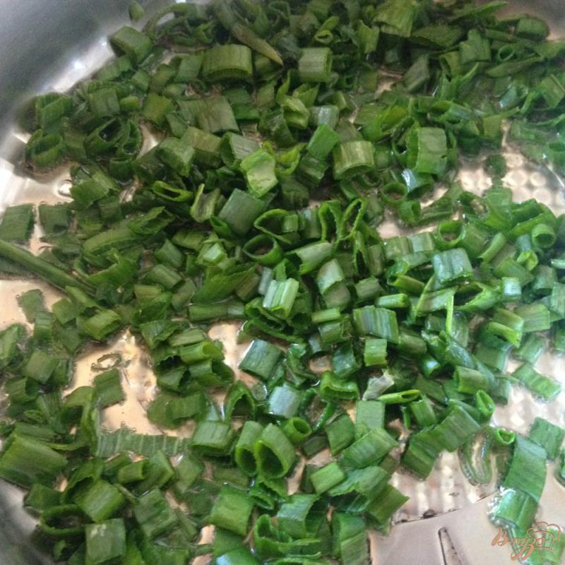 Фото приготовление рецепта: Камбала, тушенная с зеленью и лимоном шаг №2