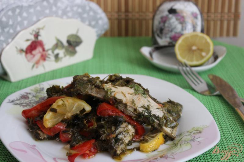 Фото приготовление рецепта: Камбала, тушенная с зеленью и лимоном шаг №9