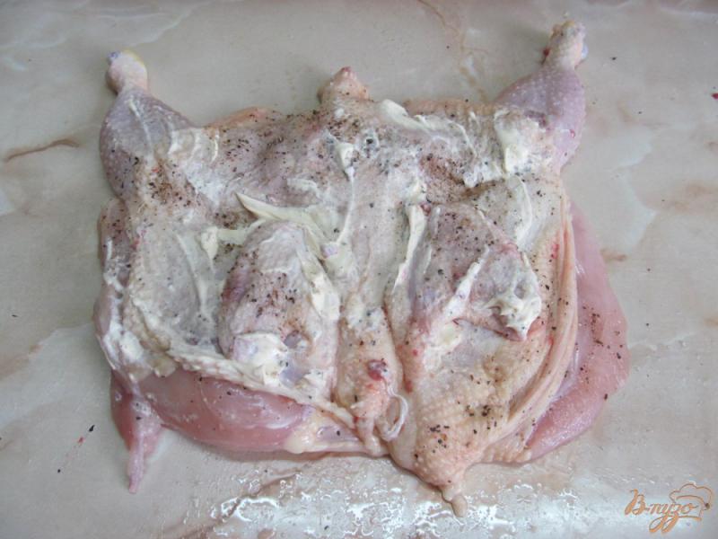 Фото приготовление рецепта: Цыпленок табака в сметане шаг №3