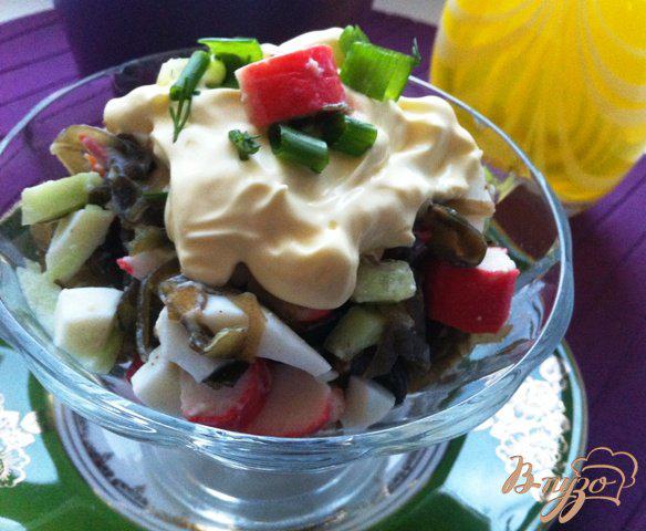 Фото приготовление рецепта: Салат  из морской капусты с крабовыми палочками шаг №10