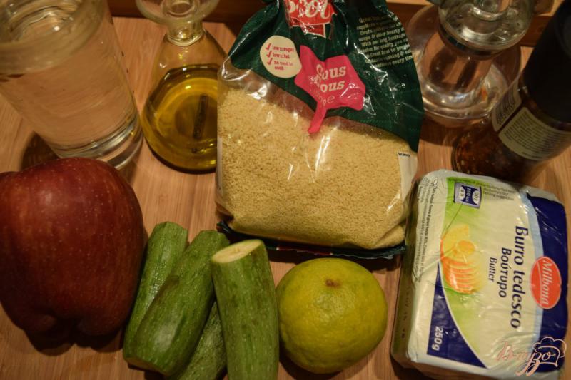 Фото приготовление рецепта: Кус -кус с кабачками, беконом и яблоками шаг №1