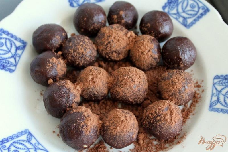Фото приготовление рецепта: Шоколадные конфеты с мелиссой шаг №5