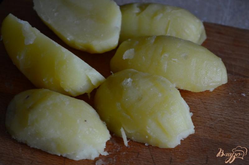 Фото приготовление рецепта: Овощной салат с картофелем и копченой семгой шаг №1