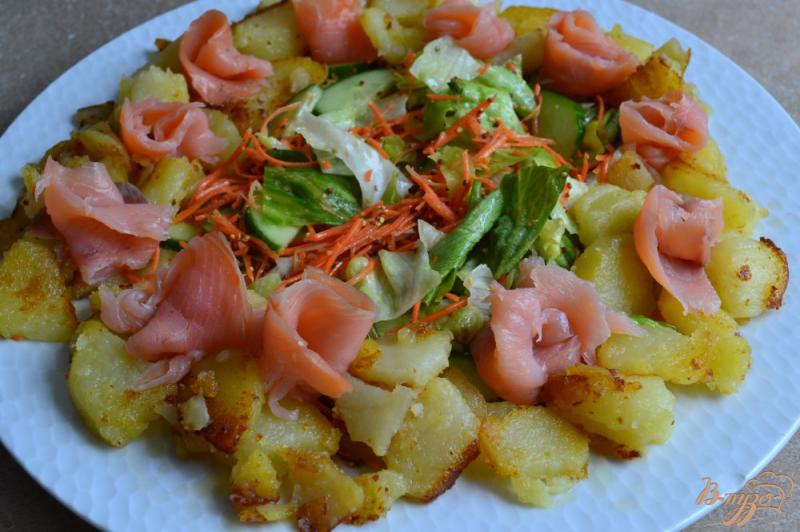 Фото приготовление рецепта: Овощной салат с картофелем и копченой семгой шаг №5