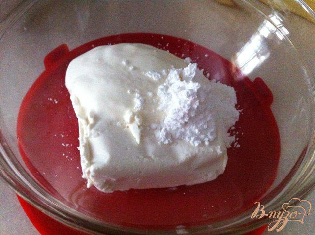 Фото приготовление рецепта: Творожный десерт с клубникой шаг №4