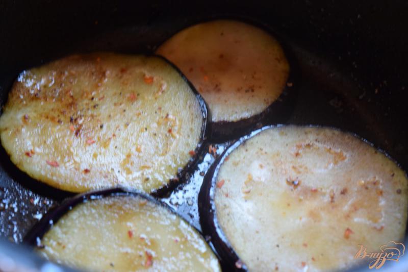 Фото приготовление рецепта: Свиная отбивная с ананасом и сыром на подушке из баклажанов шаг №3