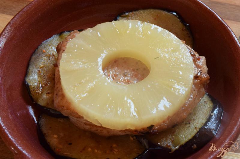 Фото приготовление рецепта: Свиная отбивная с ананасом и сыром на подушке из баклажанов шаг №5