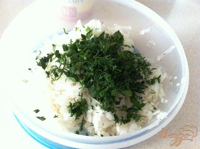 Фото приготовление рецепта: Салат с даконом и зеленью шаг №3