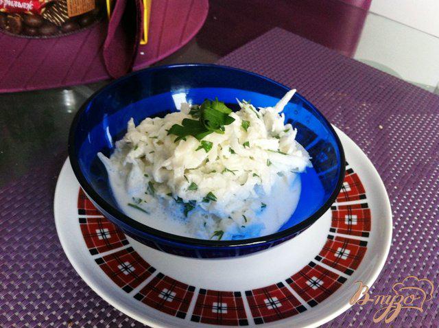 Фото приготовление рецепта: Салат с даконом и зеленью шаг №6