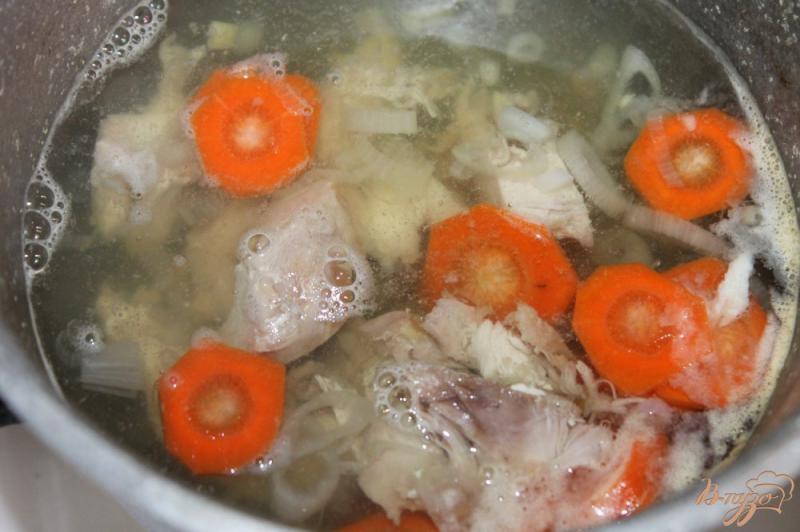 Фото приготовление рецепта: Куриный бульон с лапшой и овощами шаг №3