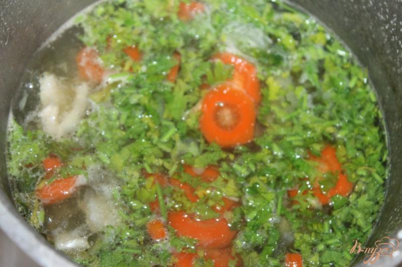 Фото приготовление рецепта: Куриный бульон с лапшой и овощами шаг №4
