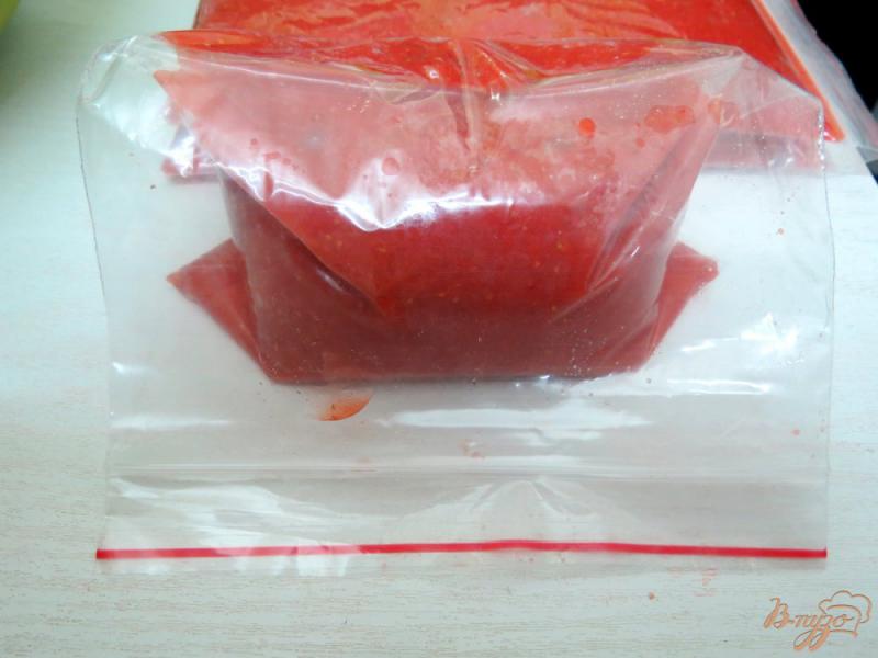 Фото приготовление рецепта: Заморозка клубники на зиму шаг №7