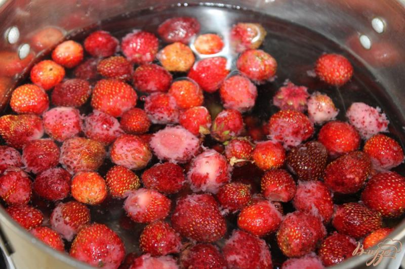 Фото приготовление рецепта: Компот из летних ягод с медом шаг №3
