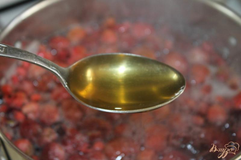 Фото приготовление рецепта: Компот из летних ягод с медом шаг №4
