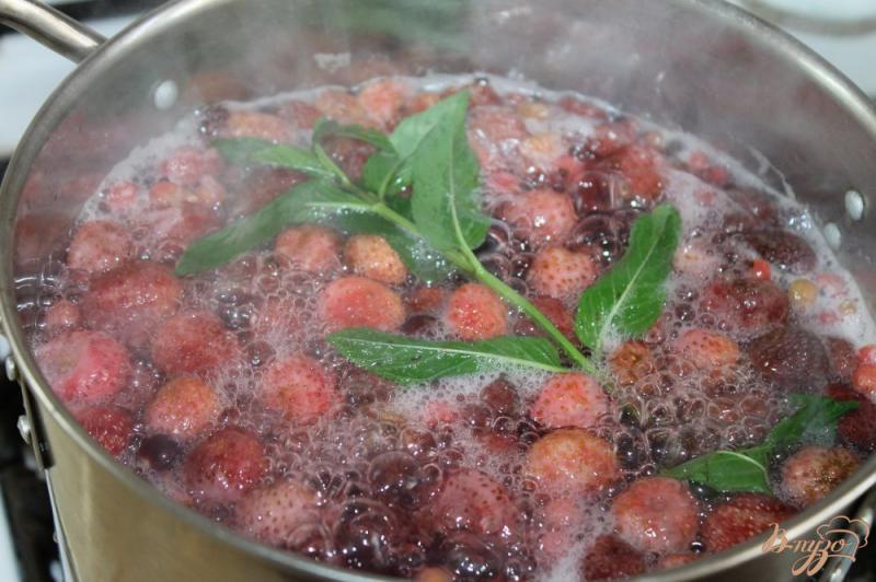 Фото приготовление рецепта: Компот из летних ягод с медом шаг №5