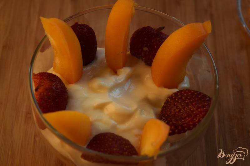 Фото приготовление рецепта: Творожный десерт с клубникой и абрикосами шаг №3