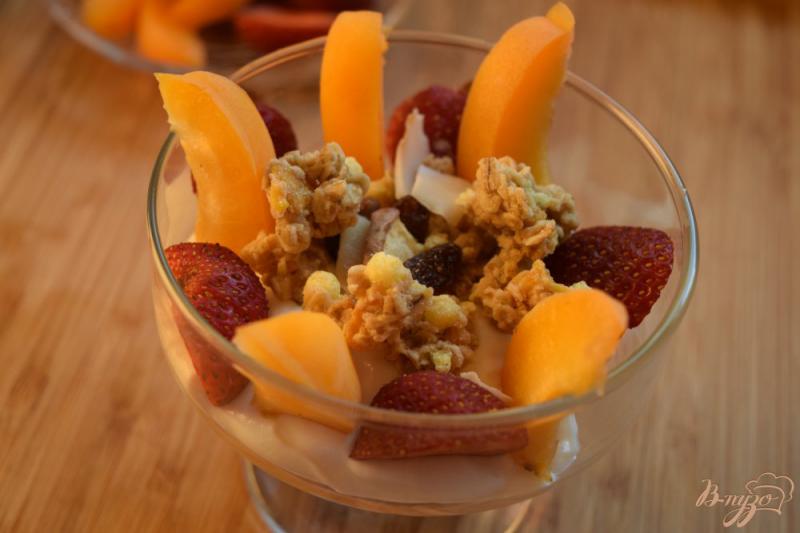 Фото приготовление рецепта: Творожный десерт с клубникой и абрикосами шаг №4