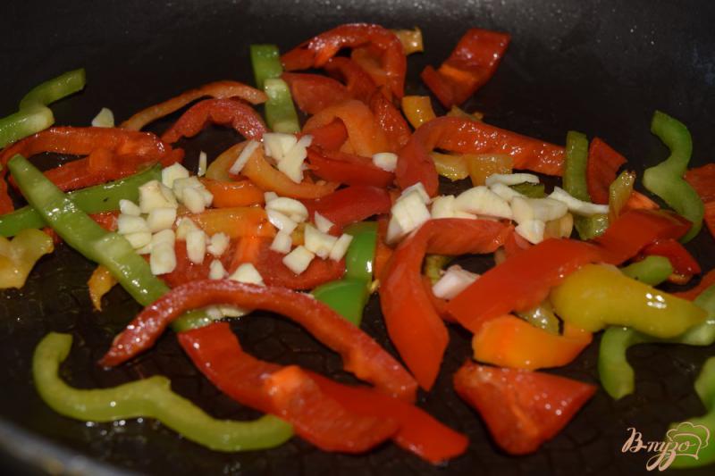 Фото приготовление рецепта: Теплый салат с болгарским перцем шаг №5