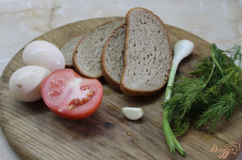Фото приготовление рецепта: Гренки с яйцом и помидором шаг №1