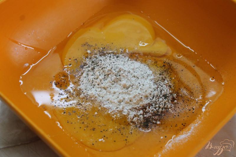 Фото приготовление рецепта: Гренки с яйцом и помидором шаг №2