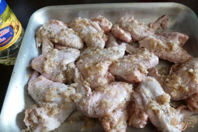 Фото приготовление рецепта: Крылышки, маринованные в луковом соусе шаг №5