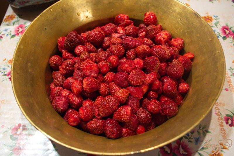 Фото приготовление рецепта: Клубничное варенье с желфиксом( варенье с целыми ягодами) шаг №1