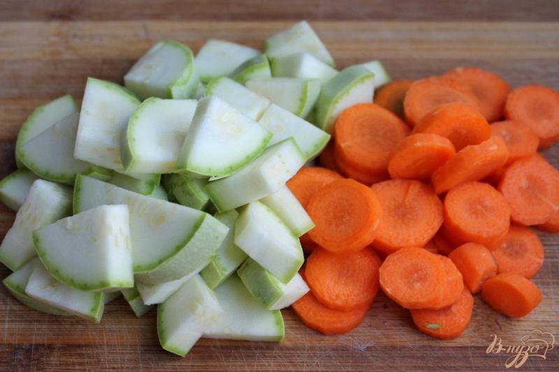 Фото приготовление рецепта: Теплый мясной салат с кабачком и морковкой шаг №2