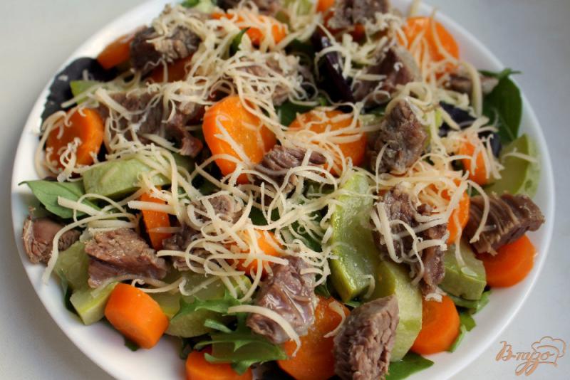 Фото приготовление рецепта: Теплый мясной салат с кабачком и морковкой шаг №5