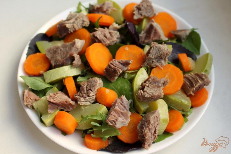Фото приготовление рецепта: Теплый мясной салат с кабачком и морковкой шаг №4