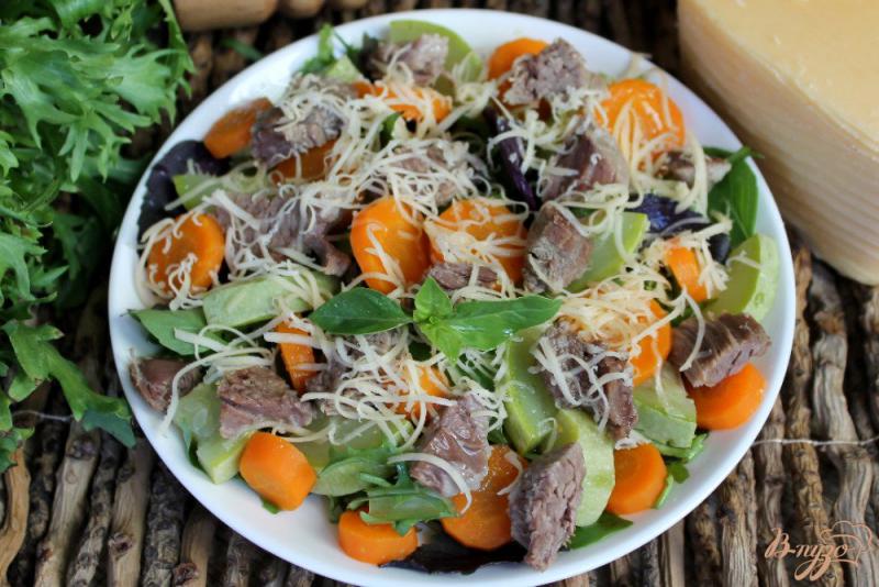 Фото приготовление рецепта: Теплый мясной салат с кабачком и морковкой шаг №6