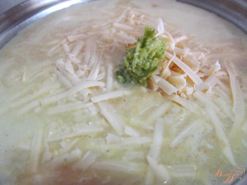 Фото приготовление рецепта: Сырный суп с крабовыми палочками шаг №9