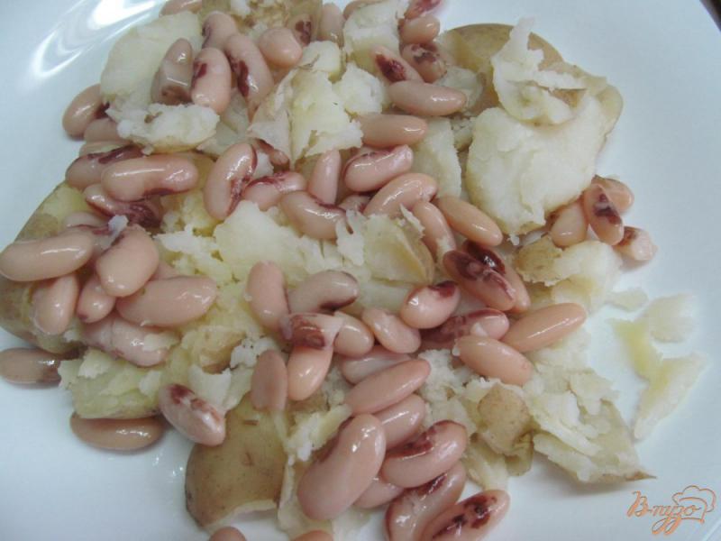 Фото приготовление рецепта: Салат из молодого картофеля и фасоли шаг №5