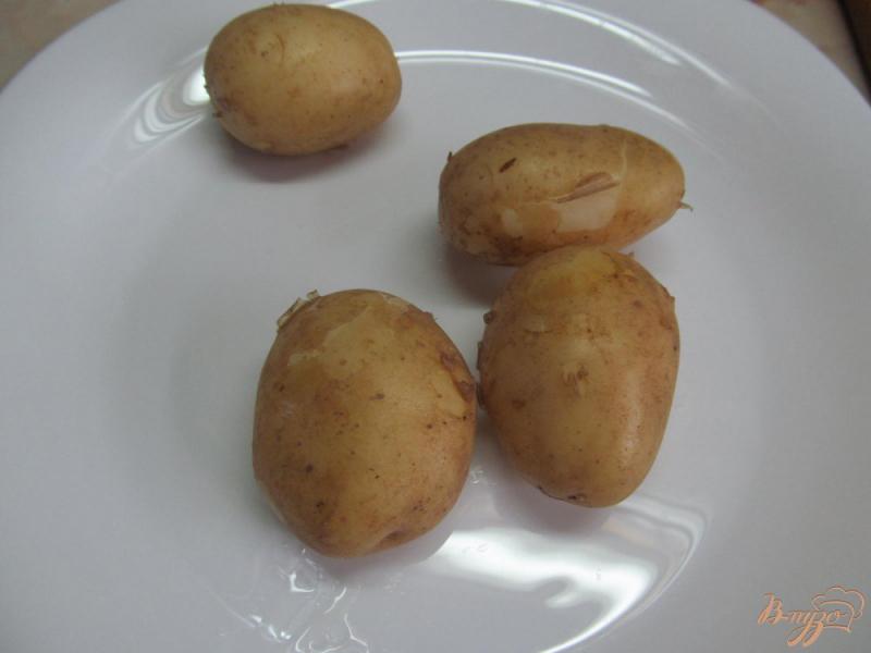 Фото приготовление рецепта: Салат из молодого картофеля и фасоли шаг №3