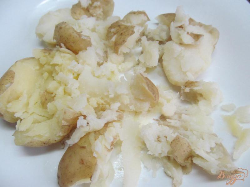 Фото приготовление рецепта: Салат из молодого картофеля и фасоли шаг №4