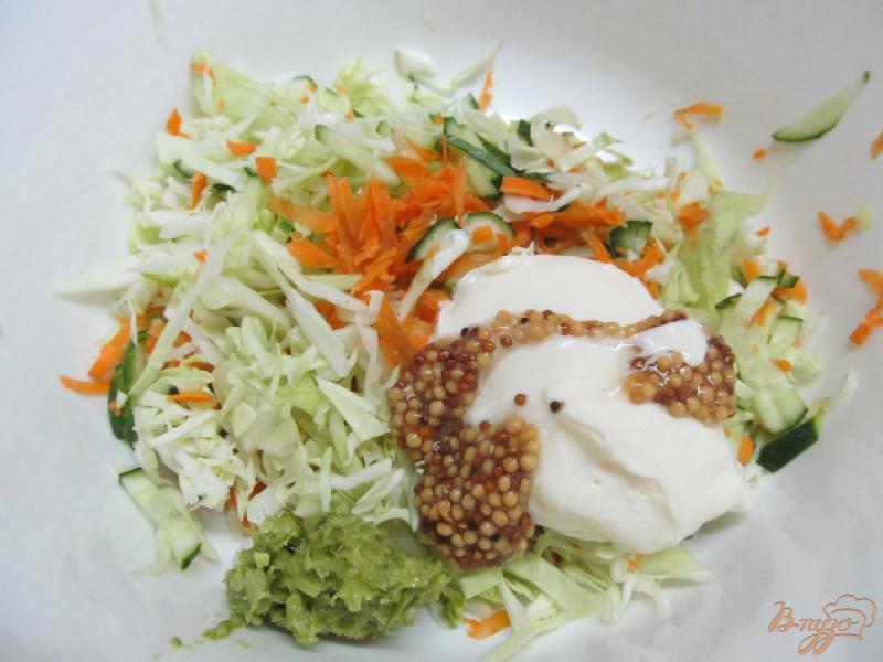 Фото приготовление рецепта: Салат из капусты огурца и шампиньонов шаг №5