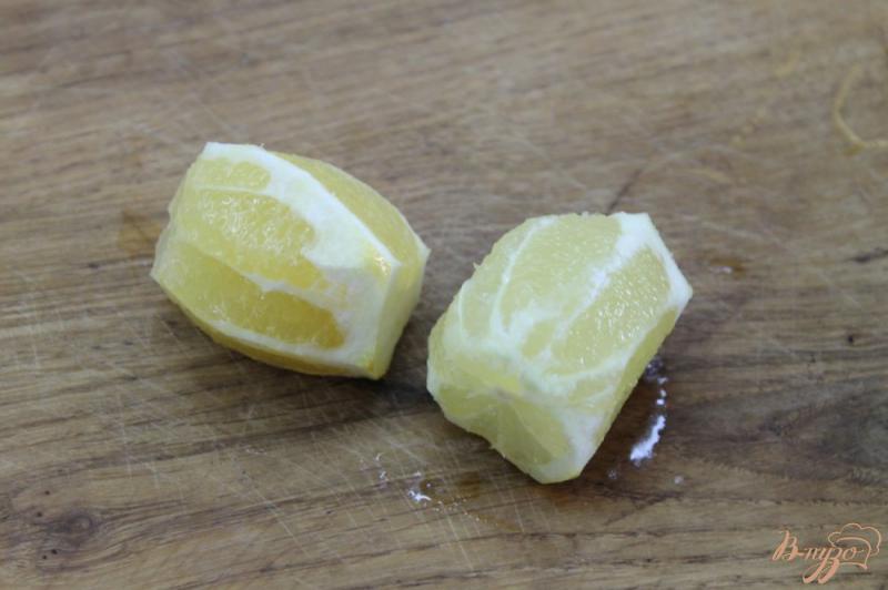 Фото приготовление рецепта: Освежающий мятный напиток с лимоном шаг №2