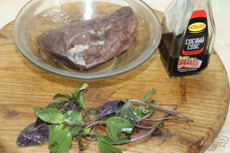 Фото приготовление рецепта: Утиное мясо жаренное с овощами и оливками в соусе шаг №1
