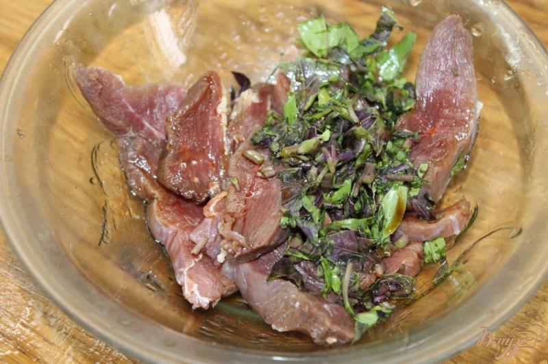 Фото приготовление рецепта: Утиное мясо жаренное с овощами и оливками в соусе шаг №2