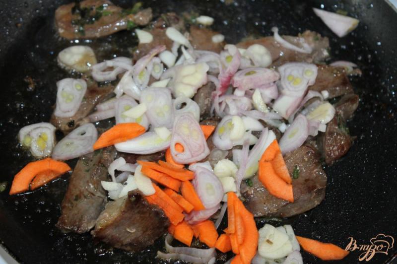 Фото приготовление рецепта: Утиное мясо жаренное с овощами и оливками в соусе шаг №5
