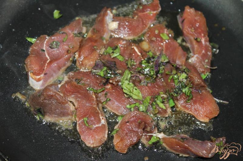 Фото приготовление рецепта: Утиное мясо жаренное с овощами и оливками в соусе шаг №4