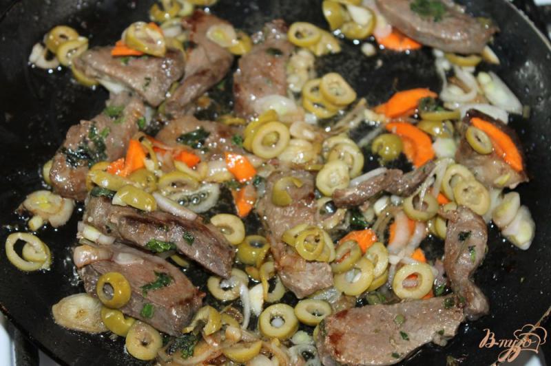 Фото приготовление рецепта: Утиное мясо жаренное с овощами и оливками в соусе шаг №6