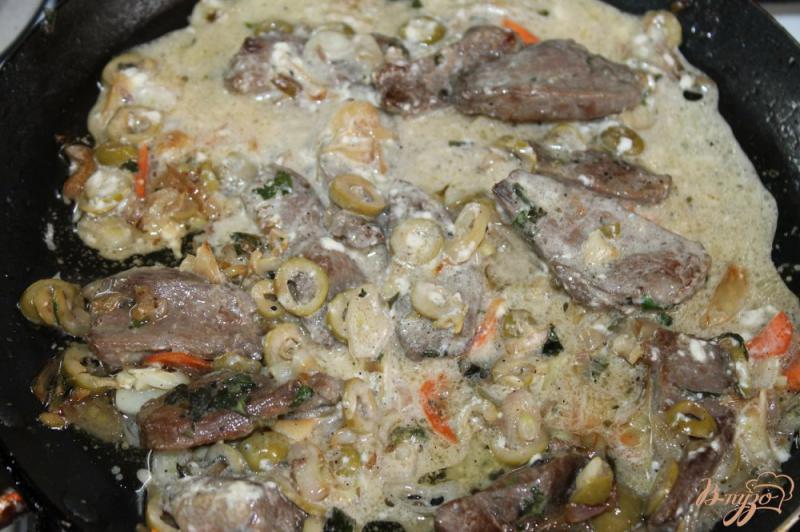 Фото приготовление рецепта: Утиное мясо жаренное с овощами и оливками в соусе шаг №7