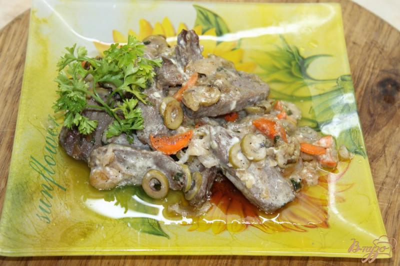 Фото приготовление рецепта: Утиное мясо жаренное с овощами и оливками в соусе шаг №8