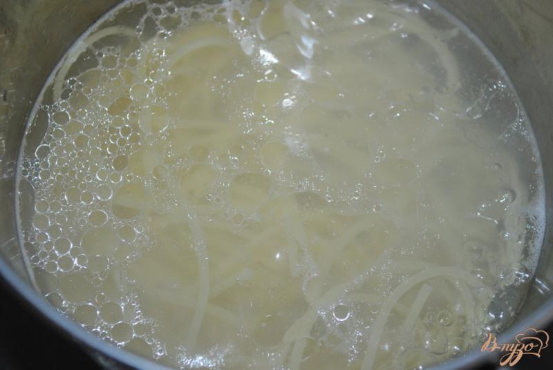 Фото приготовление рецепта: Спагетти с овощами и сливочным соусом шаг №1